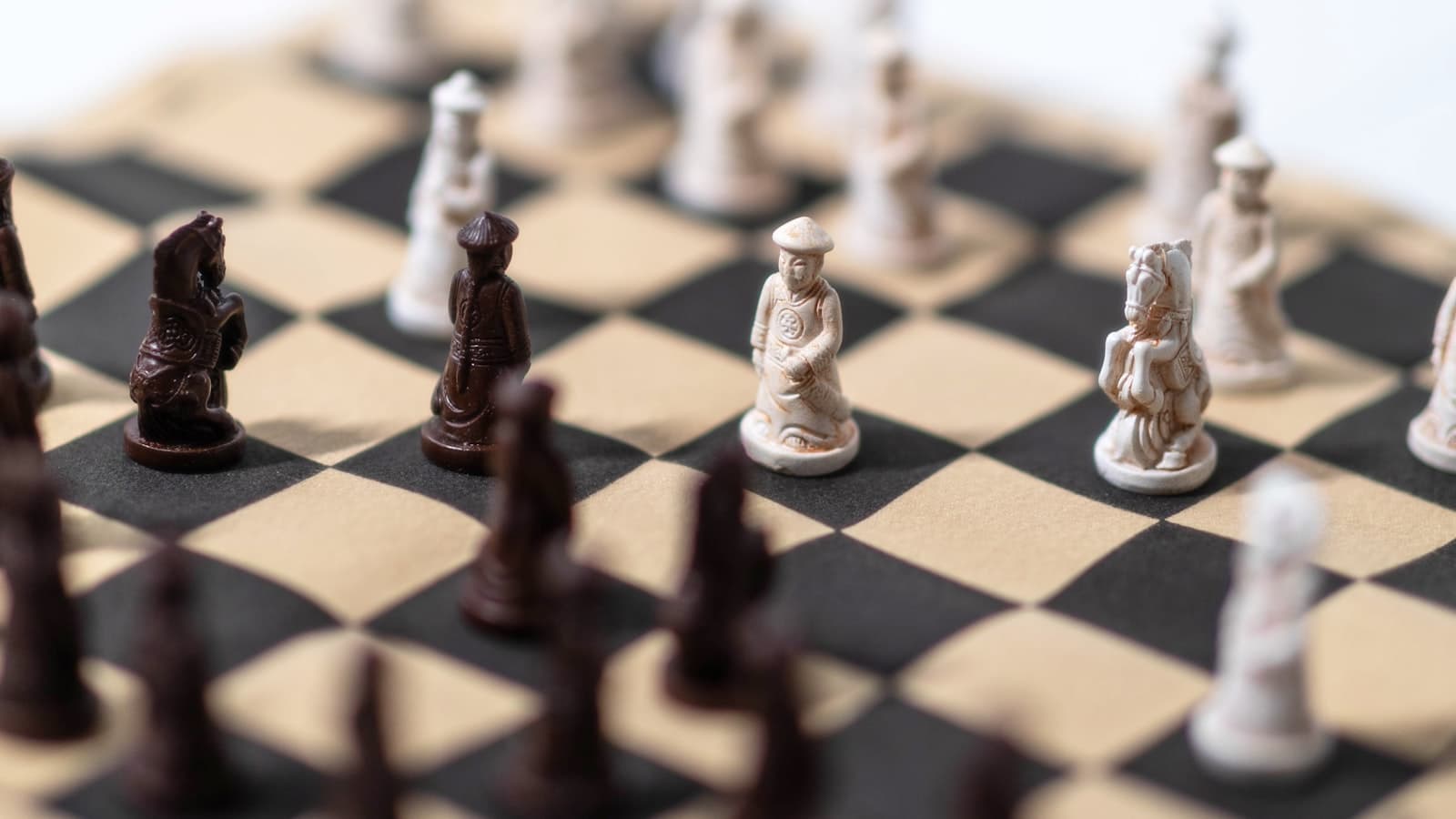 Smothered mate: when a king is a prisoner of its own pieces