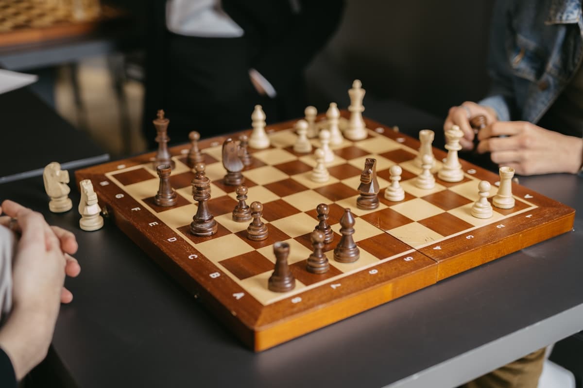 Les bienfaits des échecs : ce que ce jeu apporte vraiment aux enfants et aux adultes